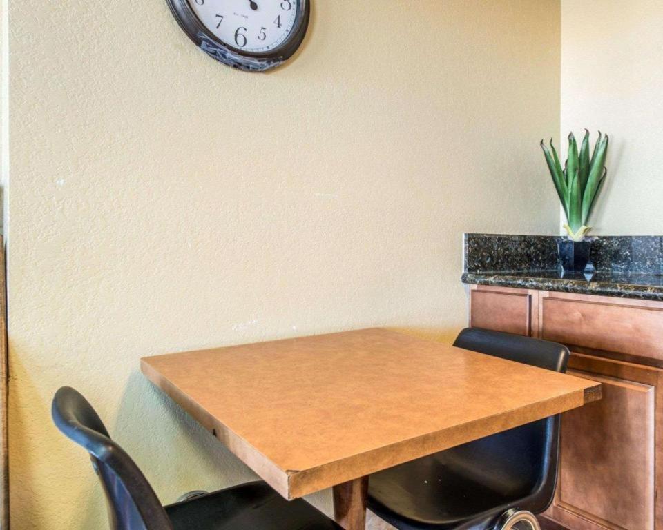 Rodeway Inn Пуебло Екстериор снимка