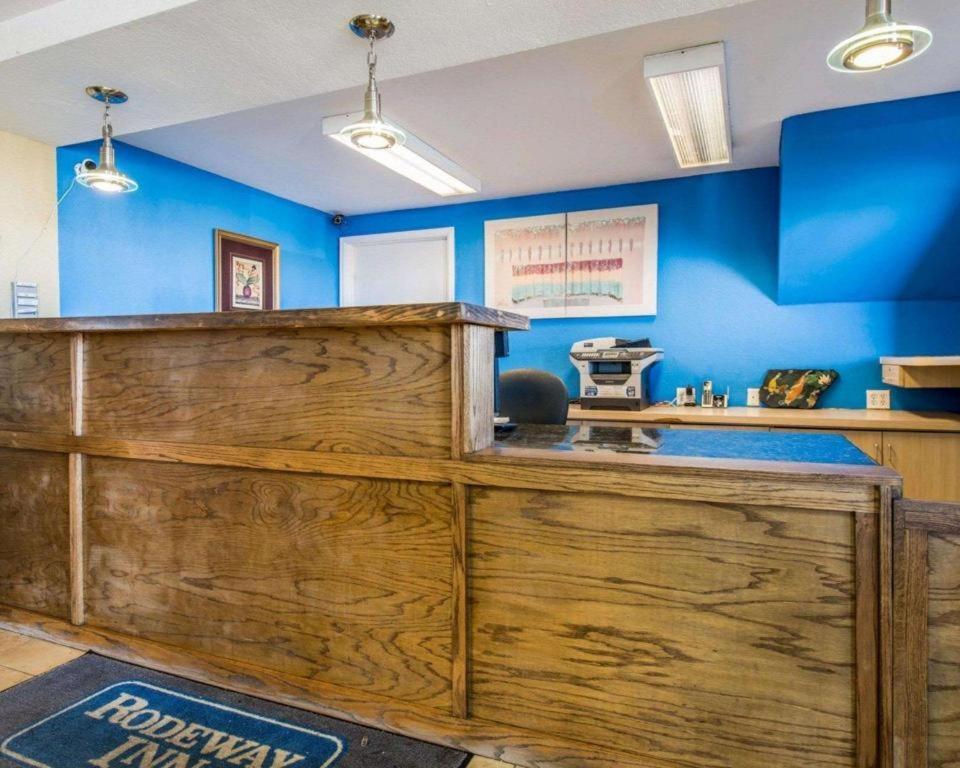 Rodeway Inn Пуебло Екстериор снимка