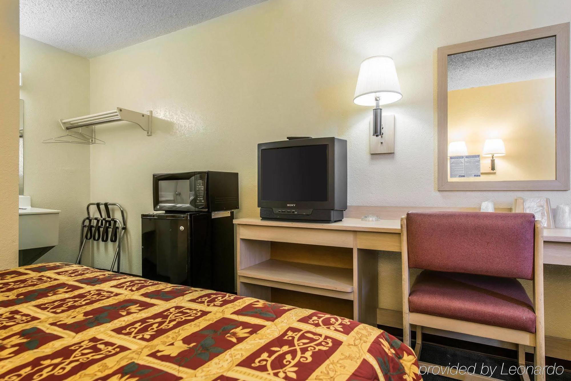 Rodeway Inn Пуебло Екстериор снимка