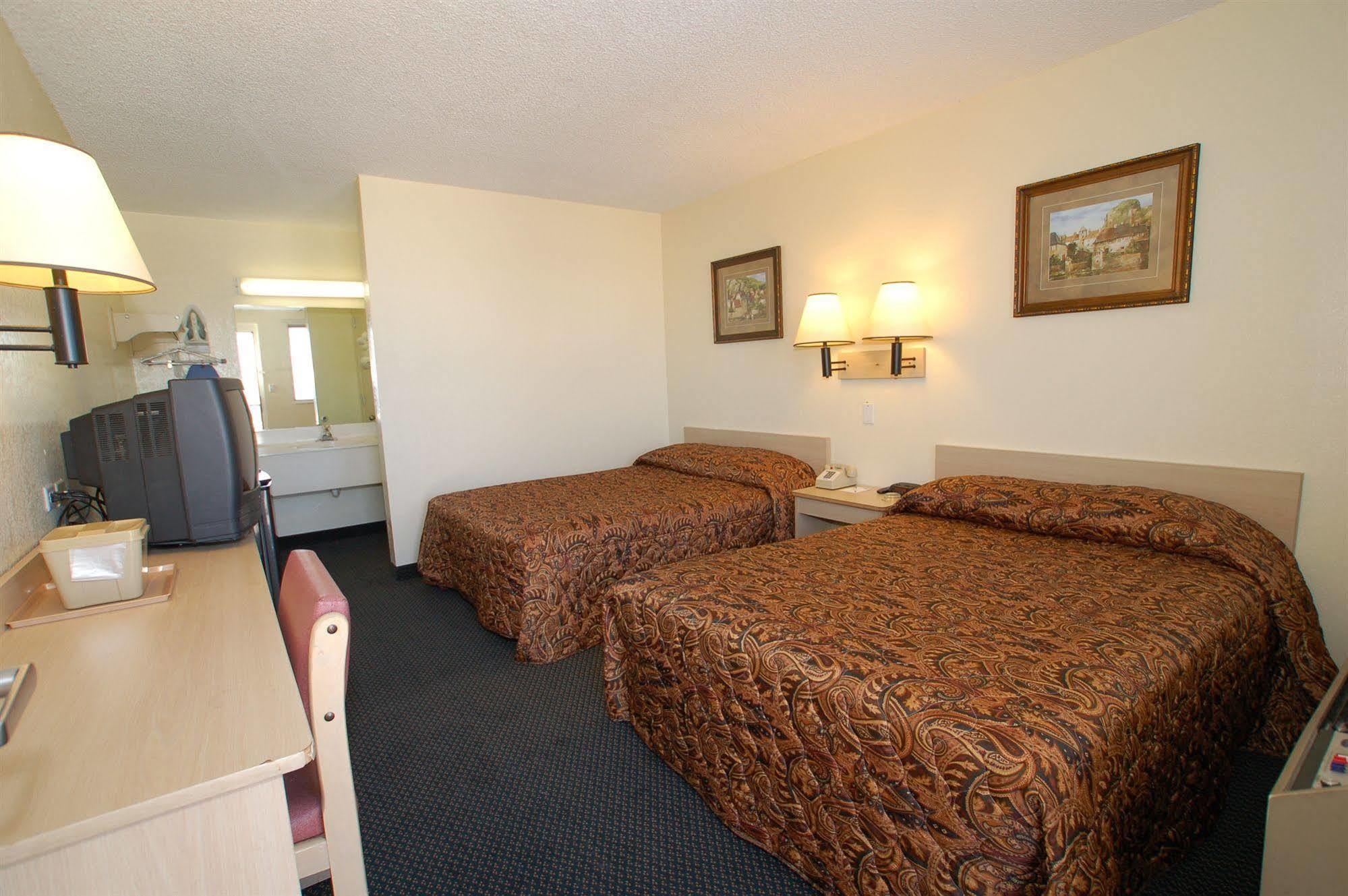 Rodeway Inn Пуебло Екстериор снимка