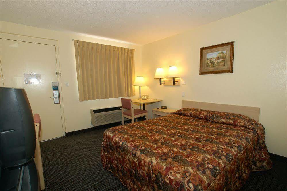 Rodeway Inn Пуебло Екстериор снимка